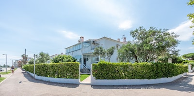 Apartment in front of the beach